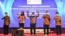 Corporate Communication PT Askrindo Sri Lukmiyati (kedua kiri) dan Senior Executive VP Teknologi Informasi S. Djoko Setiono (tengah) menerima penghargaan acara TOP Digital Awards 2020 yang diselenggarakan majalah It Works di Jakarta, Kamis (23/12/2020). (Liputan6.com/Pool/Askrindo)