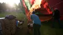 Seorang pilot mempersiapkan balon udara untuk terbang selama Festival Balon Eropa ke-23 di Igualada, Barcelona (11/7/2019). Festival Balon Eropa adalah yang terbesar di negara tersebut dan salah satu yang terbesar di Eropa. (AFP Photo/Josep Lago)