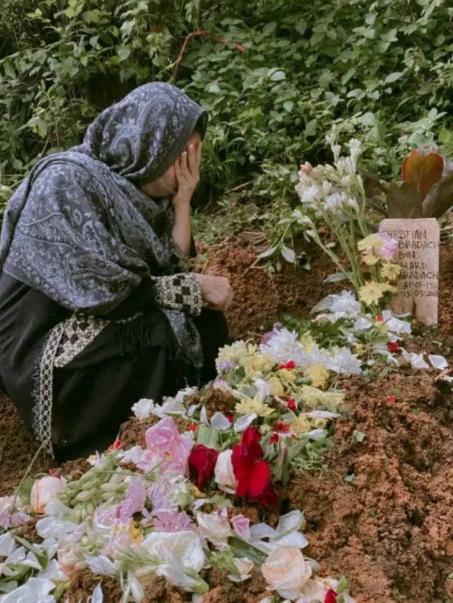 6 Momen Pemakaman Suami Baby Margaretha, Diwarnai Tangis