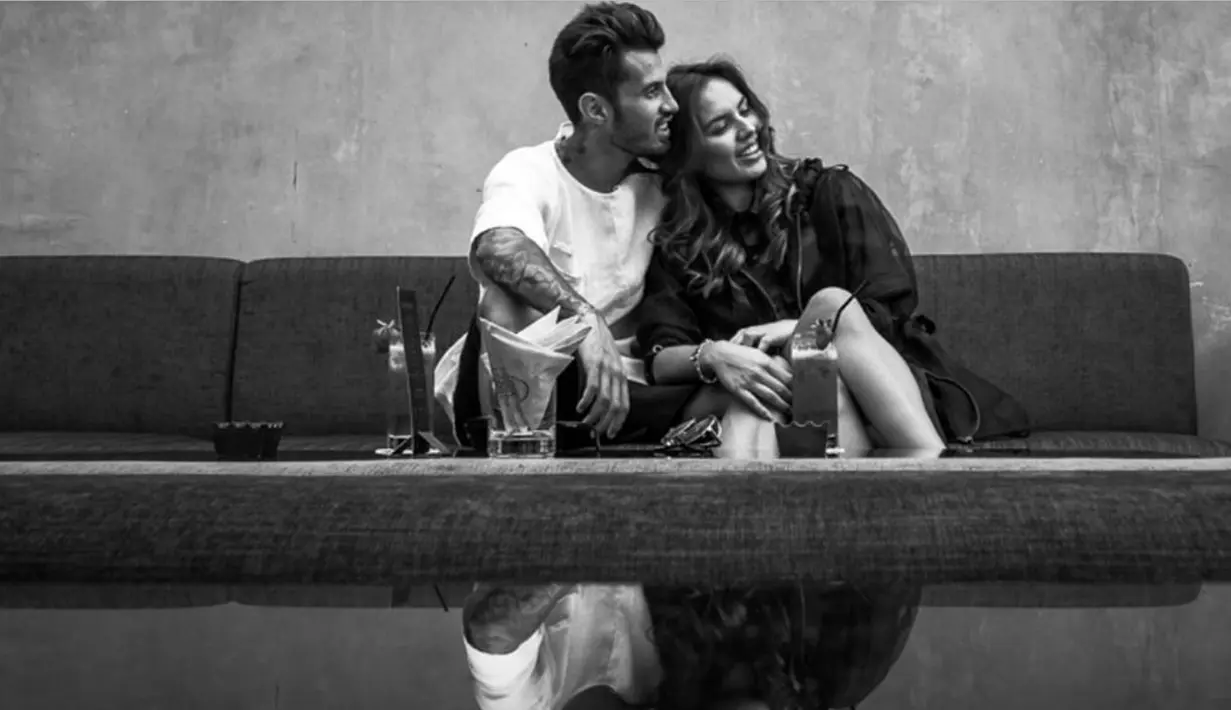 Sosok yang kini sedang dipuja-puja pencinta bola di tanah air ini (Stefano Lilipaly) ternyata sudah memiliki pendamping hidup. bernama Carmen Rowena. (Instagram/stefanolilipaly)