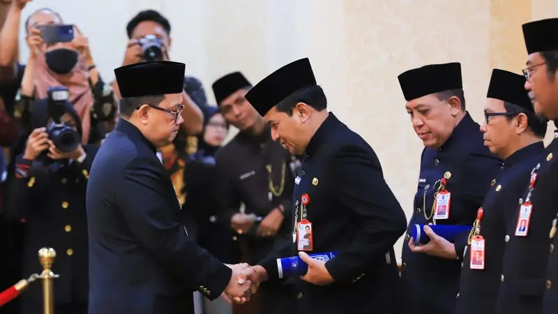 Pj Gubernur melantik 15 pejabat bari Pemprov Jatim. (Dian Kurniawan/Liputan6.com)