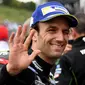 Senyum bahagia pembalap Yamaha Tech 3, Johann Zarco usai merebut pole position kualifikasi MotoGP Jepang 2017 di Twin Ring Motegi, Sabtu (14/10/2017). (Toshifumi KITAMURA / AFP)