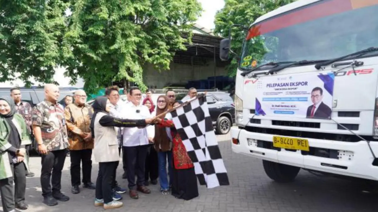 Menteri Perdagangan (Mendag) Budi Santoso, melepas ekspor pengusaha UMKM di Pergudangan Sinar Gedangan, Sidoarjo, Jawa Timur. (Dok Kemendag)