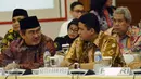 Ketua DKPP, Jimly Asshiddiqie (kiri) berbincang dengan Ketua Bawaslu, Muhammad saat Rakor Persiapan Akhir Pilkada Serentak 2015 di Gedung KPU Pusat, Jakarta, Minggu (6/12/2015). Rapat dihadiri sejumlah unsur terkait. (Liputan6.com/Helmi Fithriansyah)