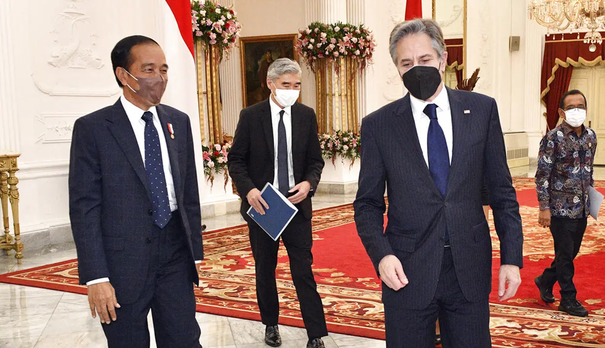 Presiden Joko Widodo (kiri) berjalan bersama Menlu AS Antony Blinken (kedua kanan) diikuti Duta Besar AS untuk Indonesia Sung Kim (kedua kiri) dan Mensesneg Pratikno (kanan) saat pertemuan di Istana Merdeka, Jakarta, 13 Desember 2021. (Agus Suparto, Indonesian Presidential Palace via AP)