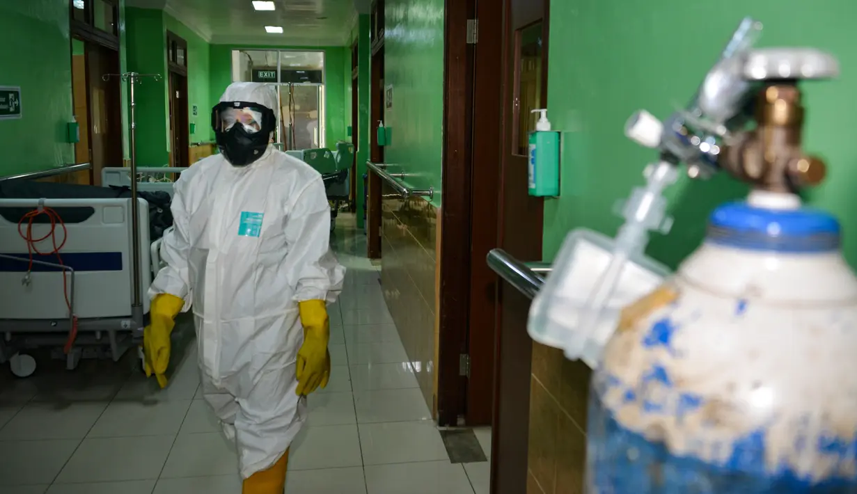 Petugas medis dengan pakaian pelindung menyiapkan ruang isolasi di sebuah rumah sakit di Banda Aceh, Selasa (3/3/2020). Di Aceh, dua rumah sakit menjadi rujukan pasien virus Corona, yakni Rumah Sakit Umum dr Zainoel Abidin (RSUZA) Banda Aceh dan RSUD Cut Meutia, Aceh Utara. (CHAIDEER MAHYUDDIN/AFP)
