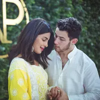 Priyanka Chopra dan Nick Jonas merayakan pertunangan mereka dengan keluarga di India. (instagram/priyankachopra)