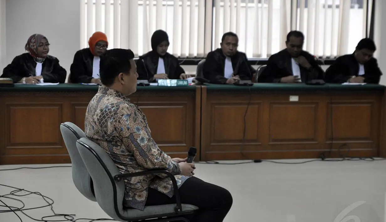 Majelis hakim Pengadilan Tipikor menjatuhkan pidana penjara 3 tahun 6 bulan dan denda Rp 150 juta kepada terdakwa kasus suap proyek tanggul laut Biak Numfor, Teddy Renyut, Jakarta, Rabu (29/10/2014). (Liputan6.com/Miftahul Hayat)