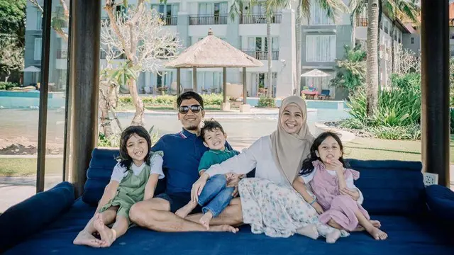 8 Potret OOTD Kompak Keluarga Desta dan Natasha Rizky saat Liburan di Bali, Bisa Jadi Inspirasi