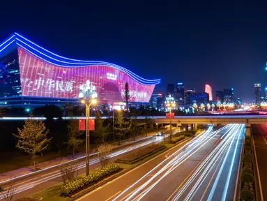 Pertunjukan cahaya yang ditampilkan di gedung Global Center, Chengdu, Provinsi Sichuan, China, 29 September 2020. Serangkaian pertunjukan cahaya dan lampu sorot digelar di Chengdu setiap malam dari 29 September hingga 10 Oktober mendatang. (Xinhua/Zhang Kefan)
