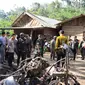 Puing motor bekas dibakar pada kerusuhan di Jember. (Dian Kurniawan/Liputan6.com)