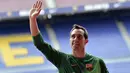 Penjaga gawang Chile, Claudio Bravo, resmi bergabung di klub Spanyol, Barcelona, dan diperkenalkan di Stadion camp Nou, (7/7/2014). (AFP PHOTO/Josep Lago)