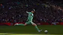 Kiper Crystal Palace, Dean Henderson melakukan tendangan gawang dalam laga final Piala FA 2024/2025 melawan Manchester City di Stadion Wembley, London, Inggris, Sabtu (17/05/2025) waktu setempat. (AFP/Adrian Dennis)
