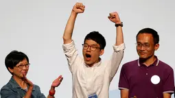 Ekspresi Nathan Law (tengah) usai mendapat kursi dalam pemilihan Dewan Legislatif Hong Kong, Senin (5/9). Ini adalah pertama kalinya kekuasaan politik Hong Kong memberikan tempat kepada aktivis muda prodemokrasi. (REUTERS / Bobby Yip)