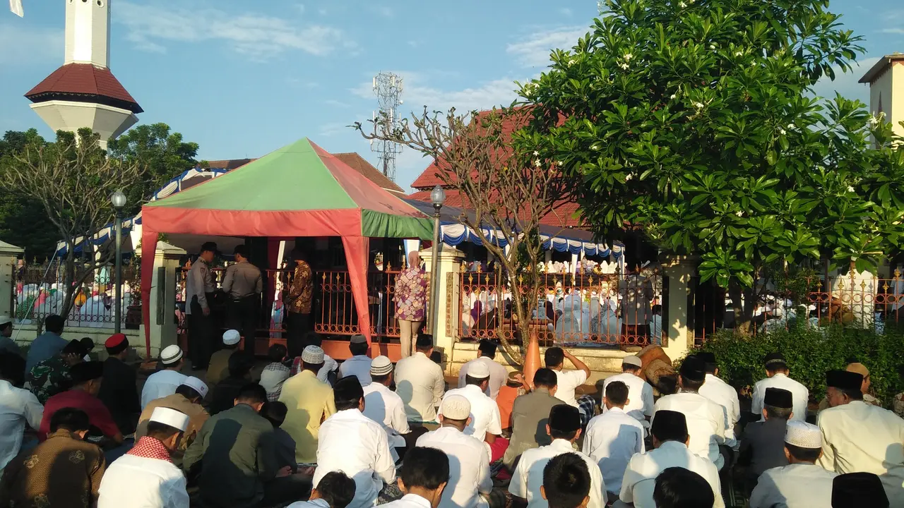 Presiden Jokowi melaksanakan salat Idul Adha 1437 Hijriah di Masjid At-Tsaurah, Kelurahan Pegantungan, Kota Serang.