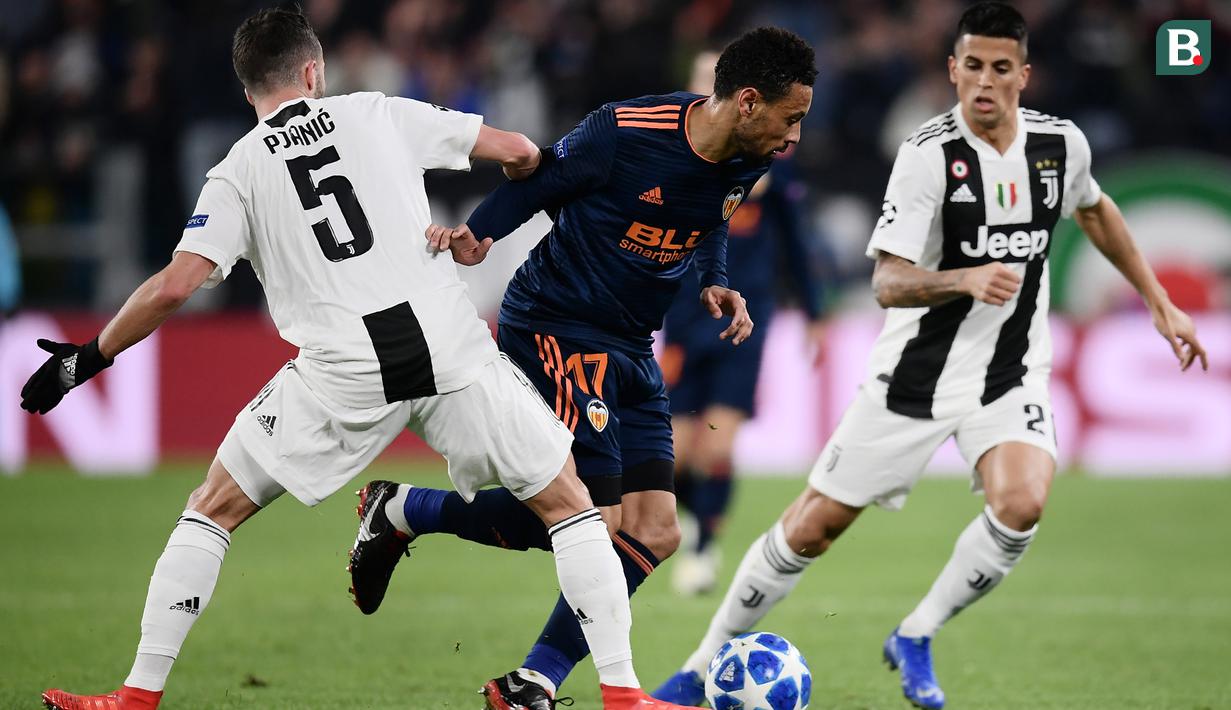 Gelandang Valencia, Francis Coquelin, berusaha melewati gelandang Juventus, Miralem Pjanic, pada laga Liga Champions di Stadion Allianz, Turin, Selasa (27/11). Juventus menang 1-0 atas Valencia. (AFP/Marco Bertorello)