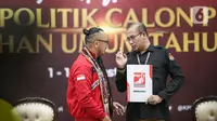 Ketua Ketua Komisi Pemilihan Umum (KPU), Hasyim Asy'ari (kanan) menerima berkas pendaftaran Partai Politik Calon Peserta Pemilu 2024 dari Ketua Umum Partai Solidaritas Indonesia (PSI), Giring Ganesha, di Gedung KPU, Jakarta, Rabu (10/8/2022). Diketahui, pendaftaran partai politik (parpol) untuk Pemilu 2024 sudah dimulai sejak awal Agustus lalu. (Liputan6.com/Faizal Fanani)