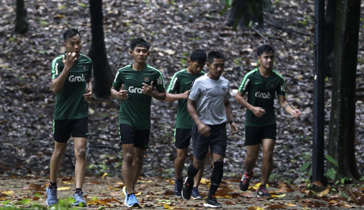 Para pemain Timnas Indonesia U-23 berlari ringan saat latihan fisik di Bukit Senayan, Jakarta, Rabu (6/3). Latihan ini merupakan persiapan jelang kualifikasi Piala AFC U-23. (Bola.com/Yoppy Renato)