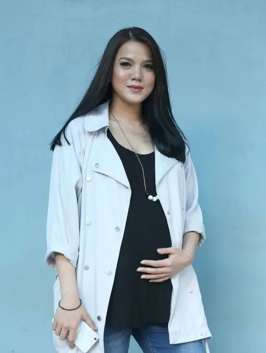 Alice Norin bersama dengan suaminya, Alvin Yudhapatria alias DJ Alvin tengah menanti kehadiran sosok jabang bayi. Yang menurut perkiraan dokter lahir pada bulan Januari 2017 mendatang. (Nurwahyunan/Bintang.com)