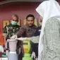 Pemusnahan pil ekstasi baru dan sabu oleh personel Satuan Reserse Narkoba Polresta Pekanbaru. (Liputan6.com/M Syukur)