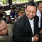 Menteri Agama Lukman Hakim Saifuddin tampak tersenyum saat tiba di Gedung KPK, Jakarta, Kamis (5/11). Kedatangannya untuk membahas pelaksanaan program pendidikan keagamaan yang dilakukan Kemenag. (Liputan6.com/Helmi Afandi)