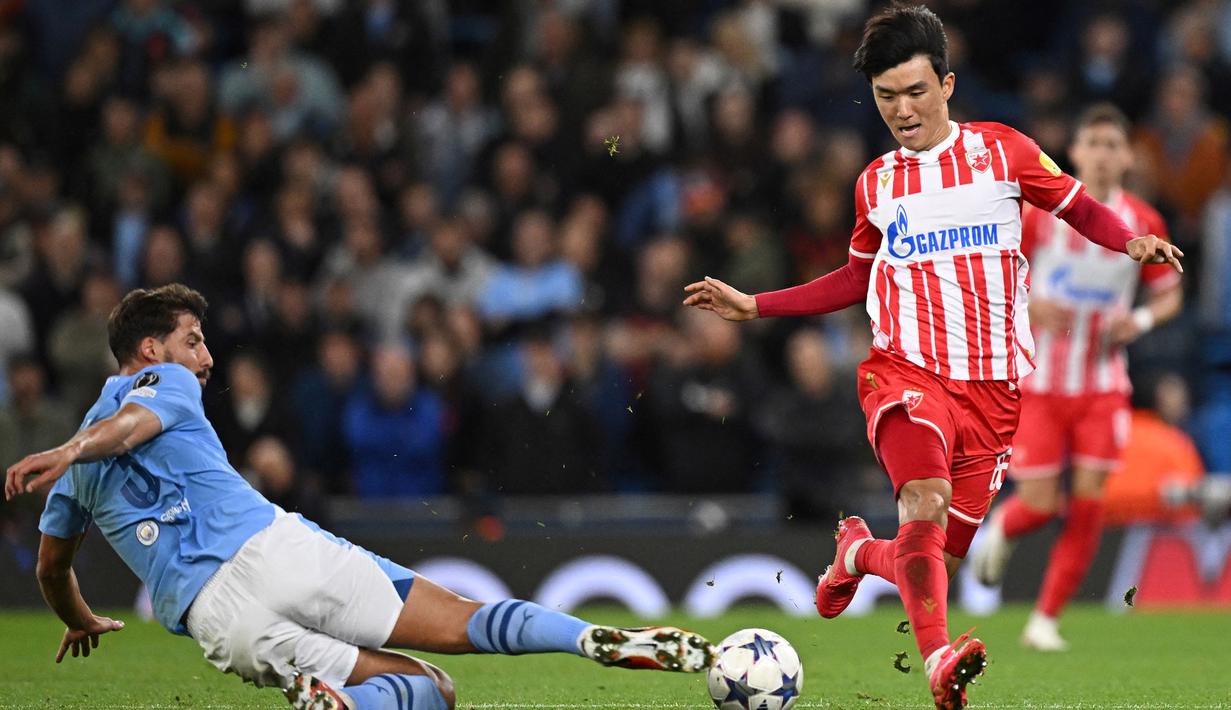 Hwang In-beom yang baru saja bergabung dengan Red Star Belgrade pada awal musim 2023/2024 usai didatangkan dari Olympiacos, selalu bermain sebagai starter dalam dua laga Red Star Belgrade di Liga Champions musim ini. Pada matchday pertama Grup G saat kalah 1-3 dari tuan rumah Manchester City, ia bermain selama 83 menit sebelum digantikan oleh Kings Kangwa. Sementara pada matchday kedua saat bermain imbang 2-2 dengan tamunya BSC Young Boys, ia bermain penuh selama 90 menit. (AFP/Oli Scarff)