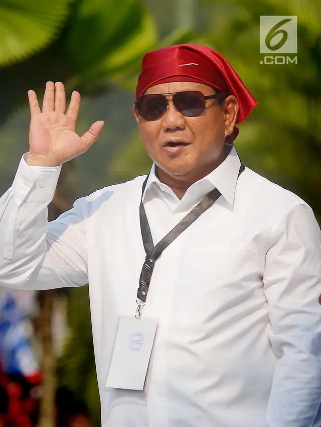 Berbandana Merah Prabowo Beri Hormat Kepada Pendukungya di KPU