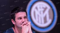 Mantan pemain Inter Milan, Cristian Chivu, saat berdiskusi dengan anggota Inter Club Indonesia di Tanggerang, Banten, Minggu (15/5/2016). (Bola.com/Vitalis Yogi Trisna)