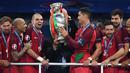 Pemain Timnas Portugal, Cristiano Ronaldo dan Pepe menerima trofi Piala Euro setelah mengalahkan Prancis di final Piala Euro 2016 yang berlangsung di Stade de France, Paris, (10/7/2016). (AFP/Franck Fife)