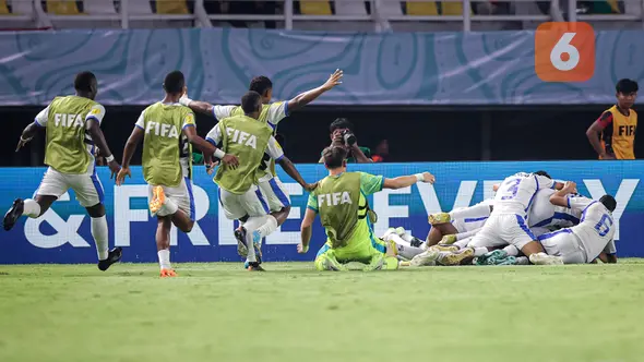 <p>Selebrasi para pemain Panama U-17 setelah Oldemar Castillo mencetak gol ke gawang Timnas Indonesia U-17 pada laga kedua Grup A Piala Dunia U-17 2023 di Stadion Gelora Bung Tomo (GBT), Surabaya, Senin (13/11/2023). (Bola.com/Bagaskara Lazuardi)</p>