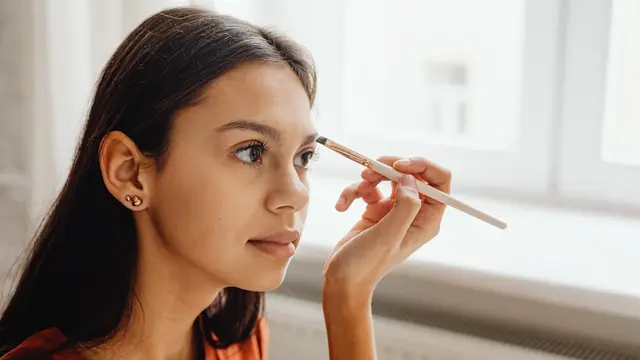 Memakai pensil alis natural