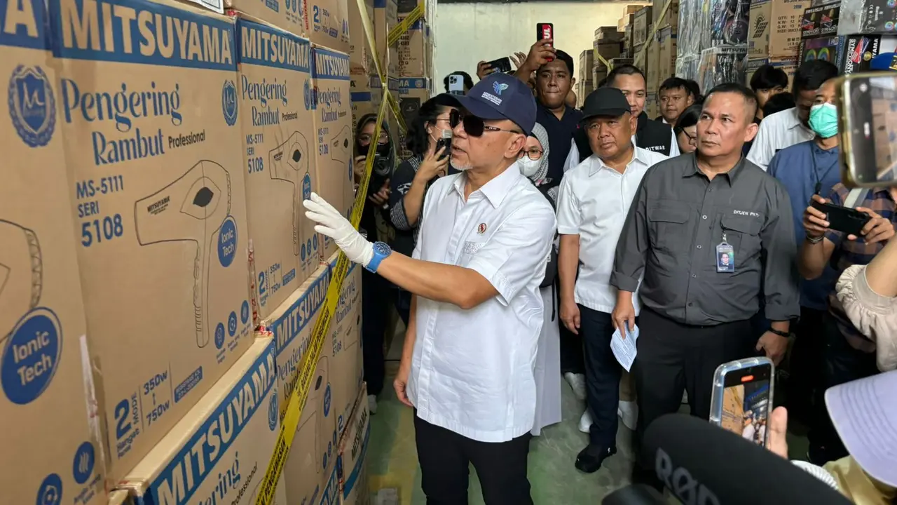 Menteri Perdagangan (Mendag) Zulkifli Hasan memusnahkan 40.282 pcs alat elektronik ilegal