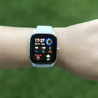 Para perempuan yang memiliki pergelangan tangan kecil pasti senang dengan Amazfit GTS 4 Mini dengan fitur strap yang stylish dan trendi (Foto: Fimela.com/Novi Nadya)