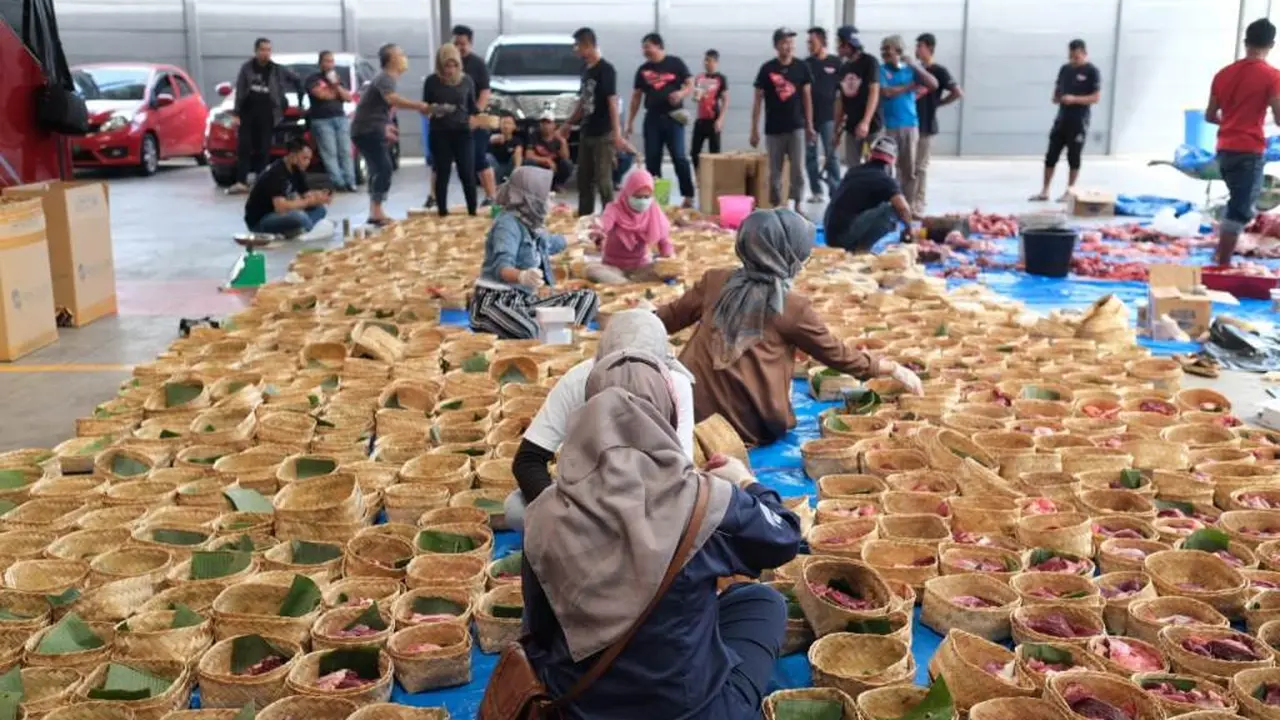 Pandemi Belum Berlalu, Bagikan Daging Kurban ke Rumah Penerima