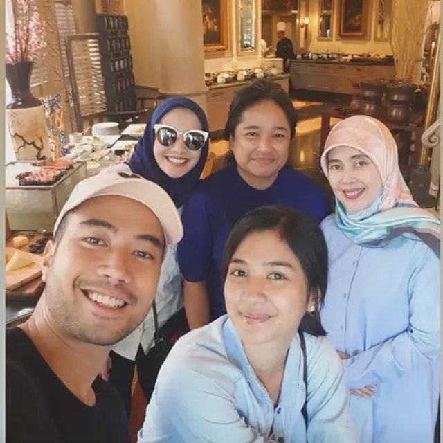 9 Potret Lawas Vidi Aldiano Bersama Sahabat Artis, Duta Persahabatan yang Dikenang