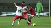 Pemain Timnas Indonesia U-23, Lerby Eliandri (kanan) berusaha melewati adangan dua pemain Bahrain pada laga PSSI Anniversary Cup 2018 di Stadion Pakansari, Bogor, (26/4/2018). Bahrain unggul sementara 1-0. (Bola.com/Nick Hanoatubun)