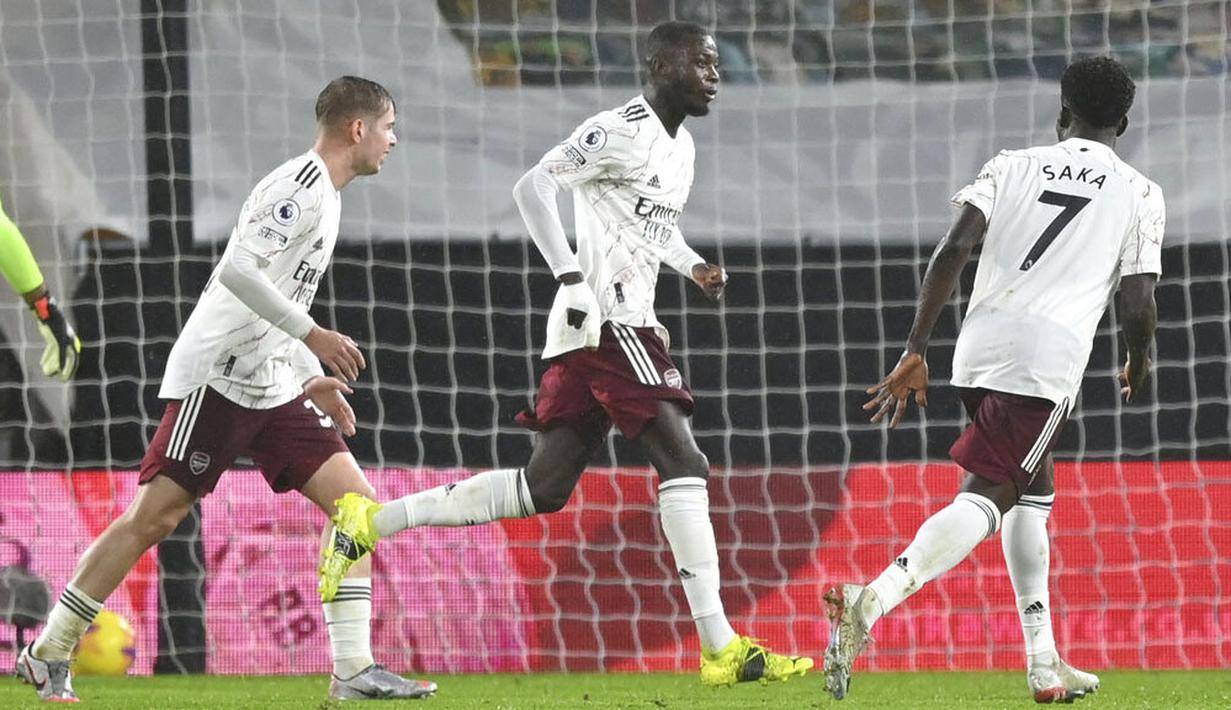 Striker Arsenal, Nicolas Pepe, melakukan selebrasi usai mencetak gol ke gawang Wolverhampton Wanderers pada laga Liga Inggris di Stadion Molineux, Selasa (2/2/2021). Arsenal takluk dengan skor 2-1. (Shaun Botterill/Pool via AP)
