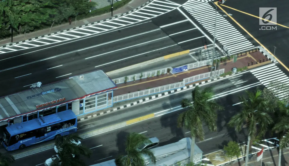 Selain itu, Pemprov DKI Jakarta juga telah membuat jalur menuju halte Transjakarta yang terintegrasi dengan jalur pedestrian dan zebra cross yang nantinya warga tidak lagi menggunakan jembatan penyeberangan orang. (merdeka.com/ Iqbal S. Nugroho)
