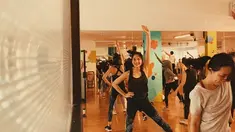 Olahraga merupakan kebutuhan untuk semua orang, termasuk bagi Putri Marino. Berawal dari hobi, bintang serial Layangan Putus ini rupanya benar-benar jatuh cinta pada zumba. Diketahui, istri Chicco Jerikho ini sudah menekuni olahraga tersebut sejak sekitar lima tahun yang lalu. (Liputan6.com/IG/@putrimarino)