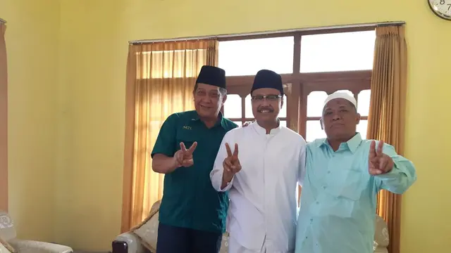 KH Khotib Habibullah, pengasuh Pondok Pesantren Ummul Quro, Banyuwangi, kini lebih memilih mendukung Calon Gubernur Jawa Timur nomor urut 2 Gus Ipul. (Liputan6.com/Dian Kurniawan)