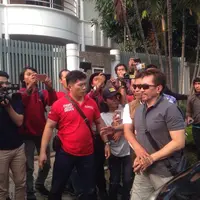 Gatot Brajamusti tiba di kediamannya, kawasan Pondok Pinang, Jakarta Selatan untuk pemerikaan lebih lanjut. (Nurwahyunan/Bintang.com)