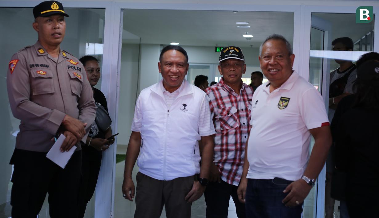 Waketum PSSI, Zainudin Amali berbincang dengan Ketum Asprov PSSI Bali, Ketut Suardana dalam kunjungan ke Stadion Kapten I Wayan Dipta, Gianyar, Minggu (12/3/2023) dalam rangka meninjau kesiapan 6 venue Piala Dunia U-20 2023. (Bola.com/Alit Binawan)