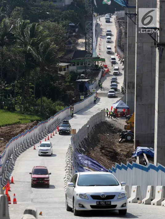Suasana tanjakan Kali Kenteng, ruas tol fungsional Salatiga-Kartasura, Susukan, Kab Semarang, Jateng, Selasa (12/6). Titik dengan tanjakan curam di tol fungsional tersebut menjadi tantangan bagi pemudik mobil yang melintas. (Liputan6.com/Arya Manggala)