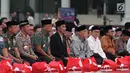 Presiden Joko Widodo bersama Panglima TNI Jenderal Gatot Nurmantyo dan Kapolri Jenderal Tito Karnavian saat acara buka puasa bersama di Mabes TNI, Cilangkap, Jakarta Timur, Senin (19/6). (Liputan6.com/Angga Yuniar)