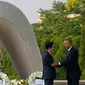 PM Shinzo Abe dan Presiden Barack Obama di Hiroshima Peace Memorial Park, Jepang (27/5/2016). (Reuters)