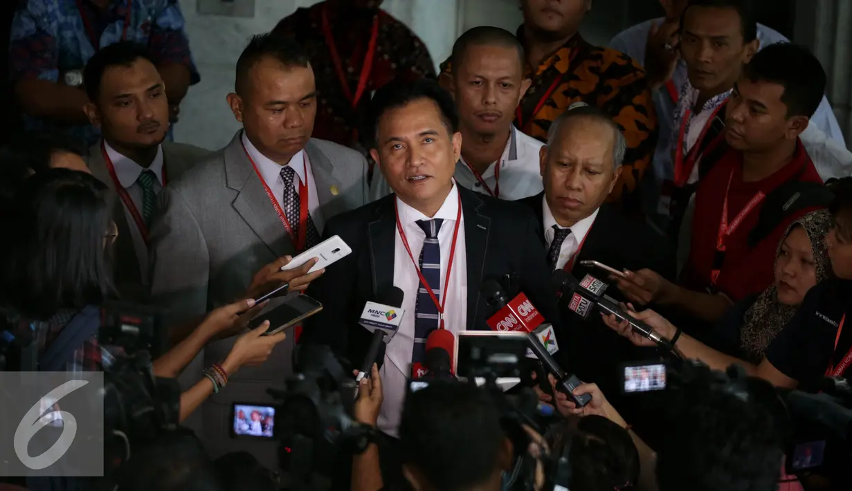 Pakar Hukum Tata Negara, Yusril Ihza Mahendra memberikan keterangan kepada awak media usai menjalani sidang lanjutan Uji Materi Pasal 70 ayat 3 UU Pilkada mengenai cuti selama kampanye di MK, Jakarta, Senin (5/9). (Liputan6.com/Johan Tallo)