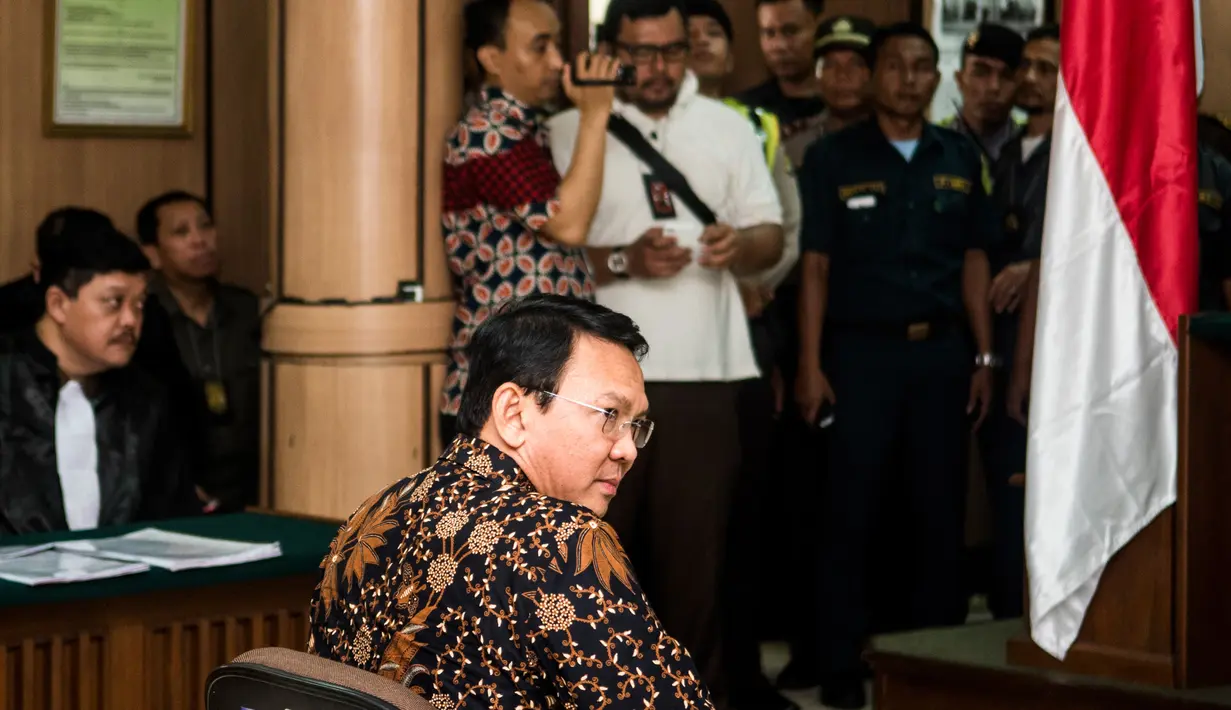 Basuki Tjahaja Purnama (Ahok) menjalani sidang lanjutan kasus dugaan penistaan agama di Pengadilan Negeri (PN) Jakarta Utara, Selasa (20/12). Agenda sidang adalah tanggapan dari jaksa penuntut umum atas nota keberatan Ahok (Liputan6.com/Pool/Agung Rajasa)