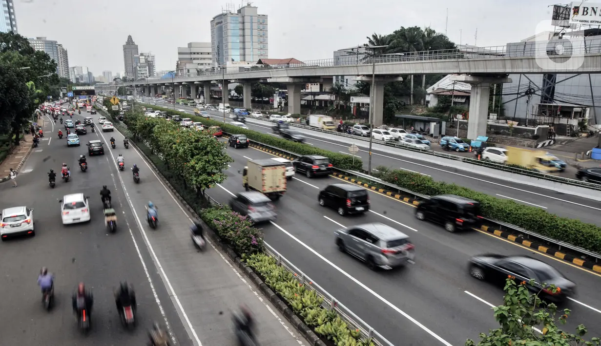 Kepadatan kendaraan saat jam kerja di Jalan MT Haryono, Jakarta, Kamis (27/10/2022). Pemerintah Provinsi (Pemprov) DKI Jakarta akan menggelar uji coba publik pengaturan jam kerja untuk mengatasi kemacetan. Kepala Dinas Perhubungan DKI Jakarta Syafrin Lupito mengatakan uji publik tersebut paling lama dilakukan pada pekan depan. (merdeka.com/Iqbal S. Nugroho)