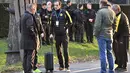 Pelatih Dortmund, Thomas Tuchel berdiri dengan koper miliknya usai bus tim mengalami teror bom di Dortmund, (11/4/2017). Teror ini terjadi saat tim Dortmund akan menjalani laga perempatfinal Liga Champions melawan AS Monaco. (AP Photo/Martin Meissner)
