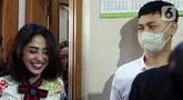 Penyanyi Dewi Perssik (kiri) dan Angga Wijaya (kanan) saat menghadiri sidang cerai perdana di Pengadilan Agama Jakarta Selatan, Senin (4/7/2022). Sidang cerai perdana antara Dewi Perssik dan Angga Wijaya ini beragendakan mediasi. (Liputan6.com/Herman Zakharia)